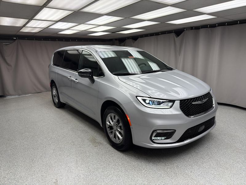 New 2026 Chrysler Pacifica Select AwdImage 4