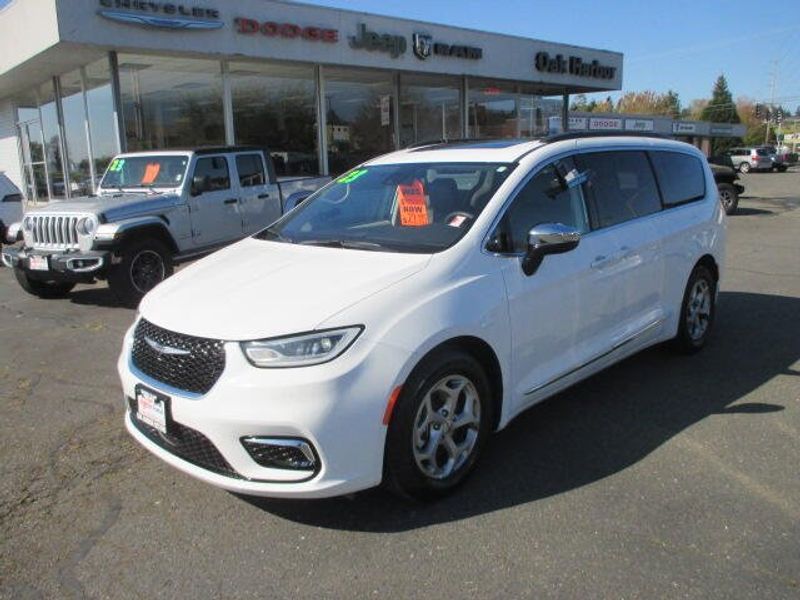 Used 2023 Chrysler Pacifica LimitedImage 2