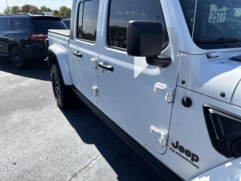 2022 Jeep Gladiator Rubicon photo 3