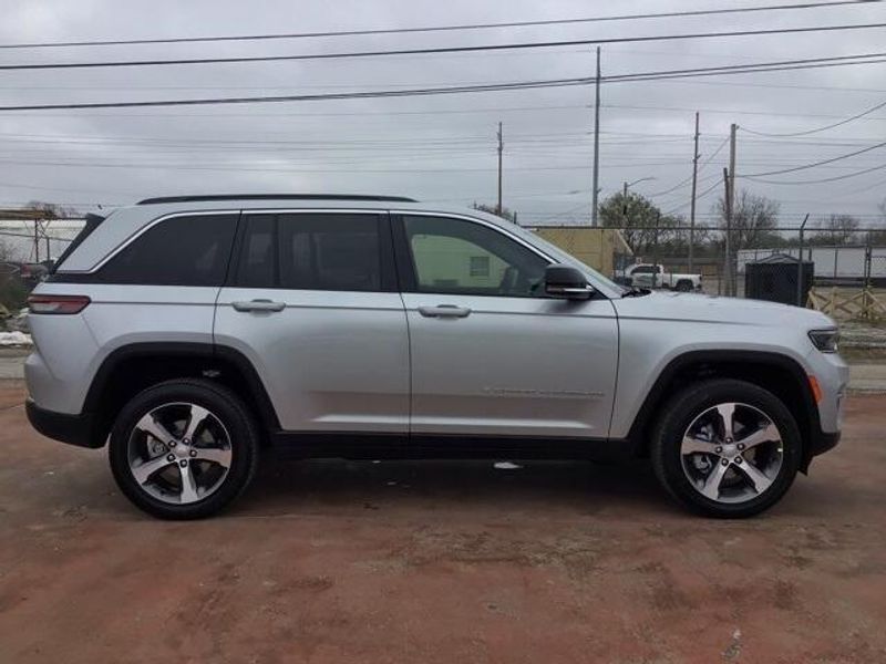 New 2025 Jeep Grand Cherokee Limited 4x2Image 6