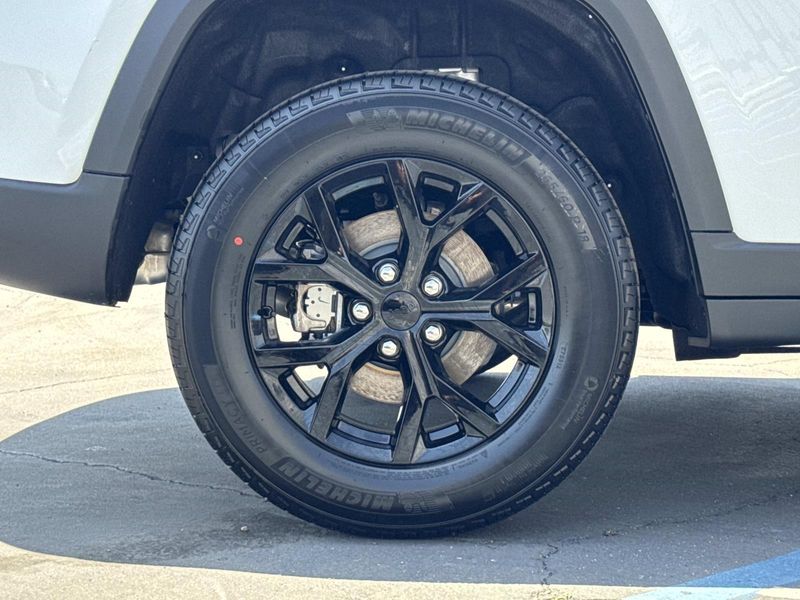 New 2026 Jeep Grand Cherokee Laredo Altitude 4x2
