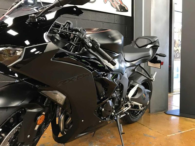 Used 2024 Kawasaki Ninja ZX-6R Base Image 3
