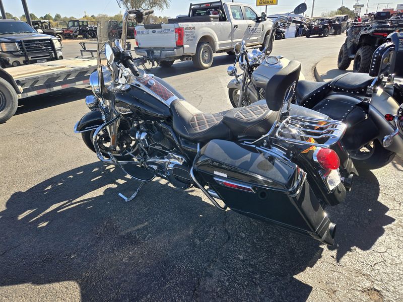 USED 2019 HARLEY ROAD KING Image 5