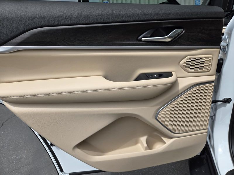 New 2026 Jeep Grand Cherokee L Limited 4x2