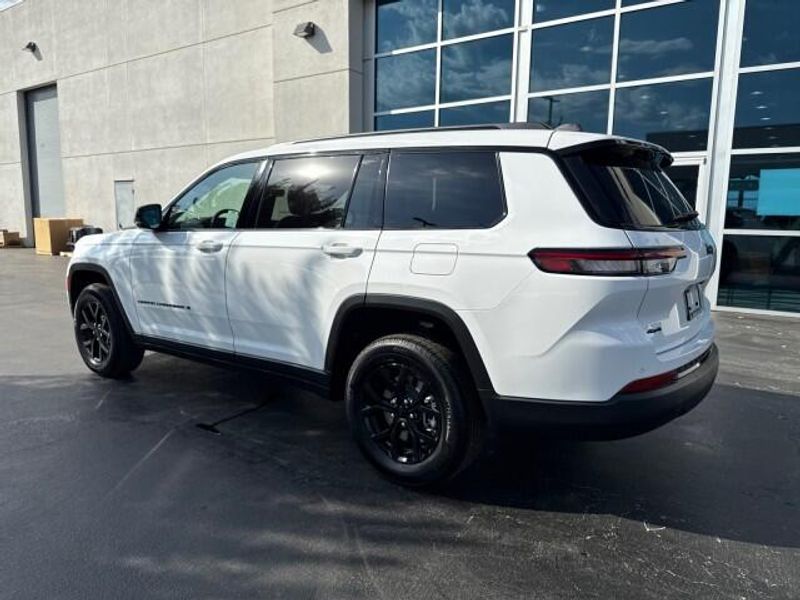 2025 Jeep Grand Cherokee Laredo Altitude photo 3