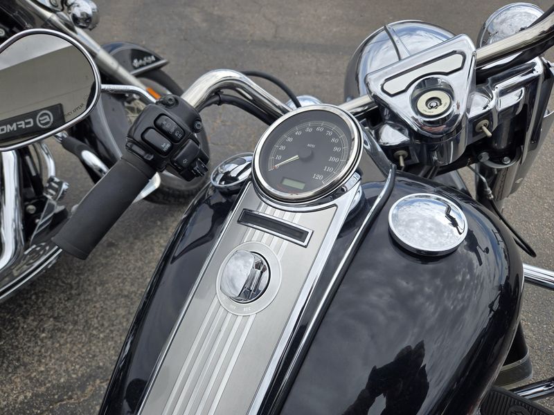 USED 2013 HARLEY ROAD KING Image 11