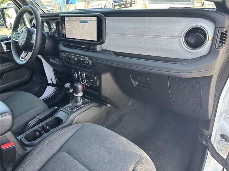 2024 Jeep Wrangler Sahara 4xe photo 13