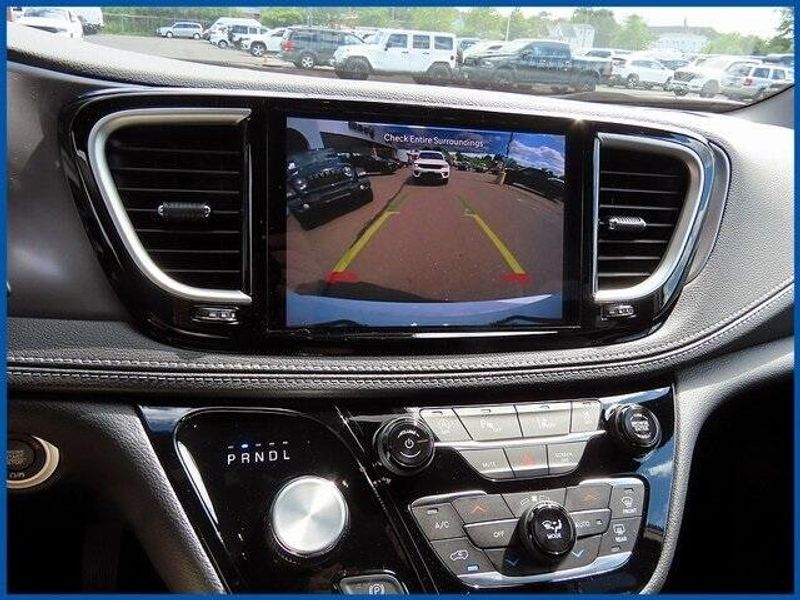 New 2025 Chrysler Pacifica SelectImage 17