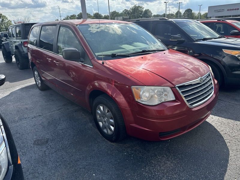 2010 Chrysler Town & Country LXImage 3