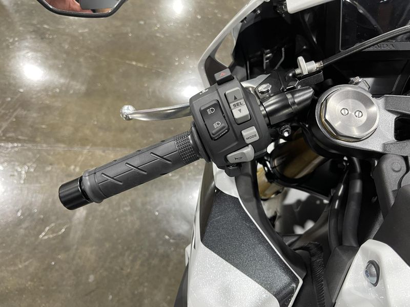 2025 Honda CBR1000RR Image 14