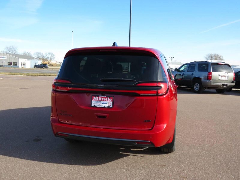 New 2026 Chrysler Pacifica Select AwdImage 6