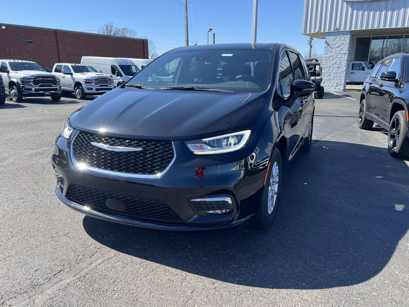 New 2026 Chrysler Pacifica SelectImage 1