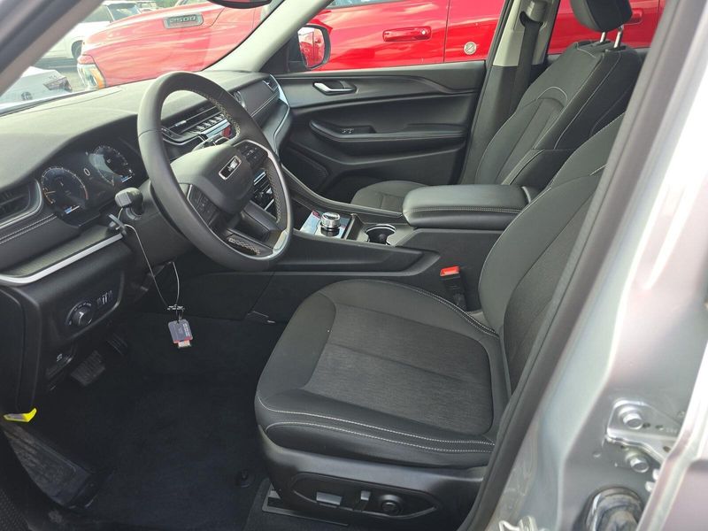 2023 Jeep Grand Cherokee Laredo Altitude photo 3