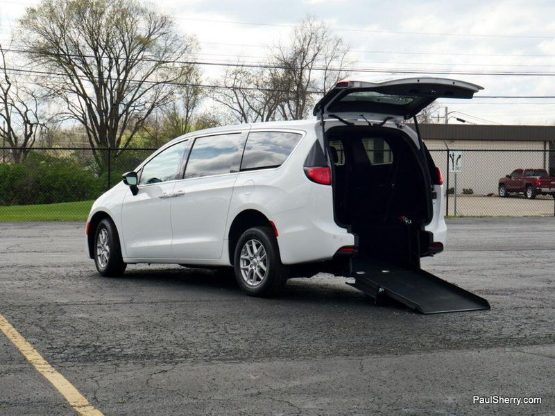 2025 Chrysler Voyager LXImage 10