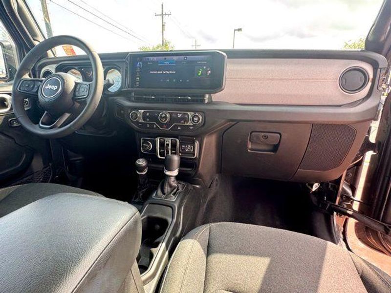 Used 2025 Jeep Wrangler Sport SImage 12