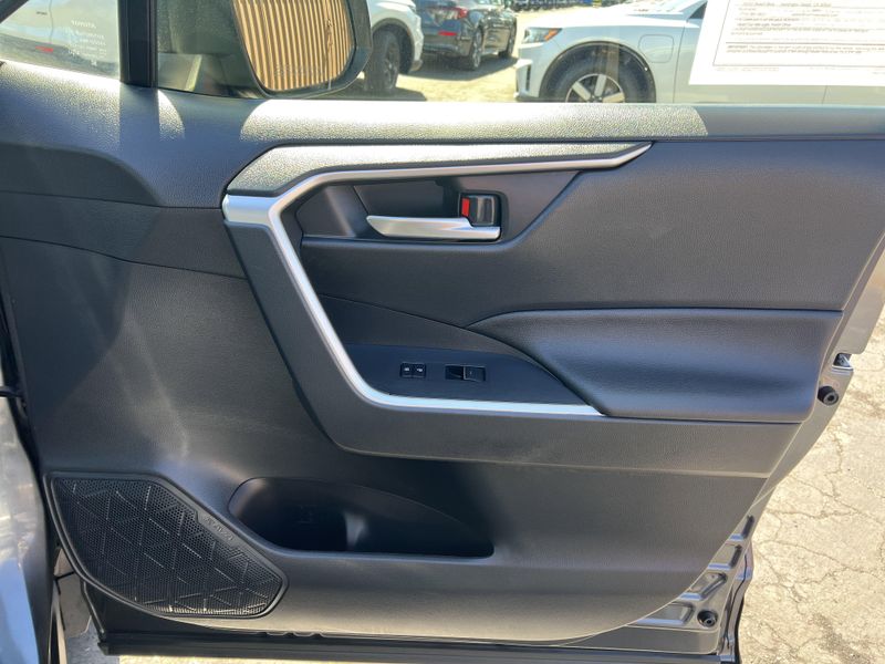 2023 Toyota RAV4 Hybrid XLE PremiumImage 25