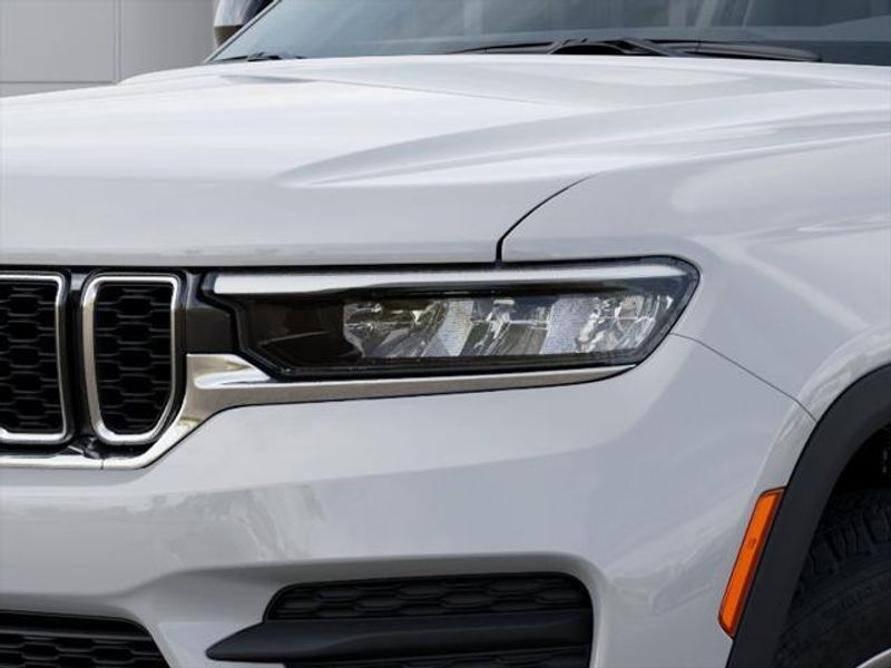 2025 Jeep Grand Cherokee Laredo photo 3