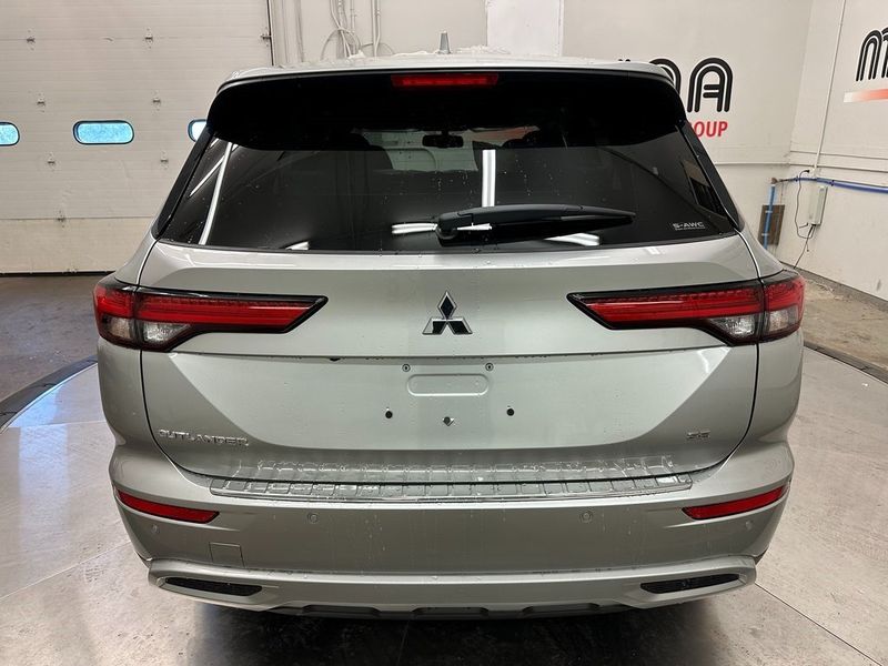 2024 Mitsubishi Outlander SE in a Alloy Silver Metallic exterior color and Blackinterior. Marina Auto Group (855) 564-8688 marinaautogroup.com 