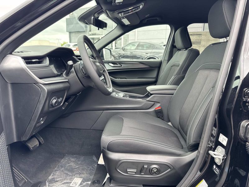 New 2026 Jeep Grand Cherokee L Laredo 4x2