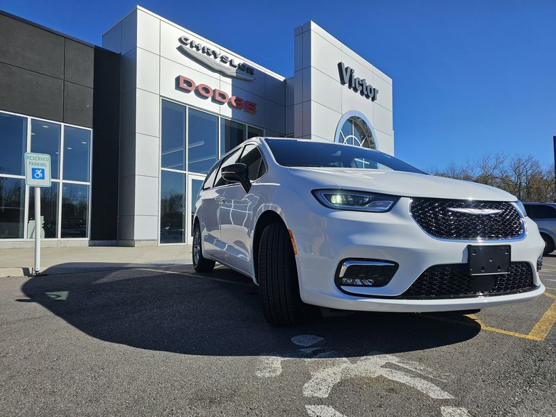New 2026 Chrysler Pacifica Select AwdImage 2
