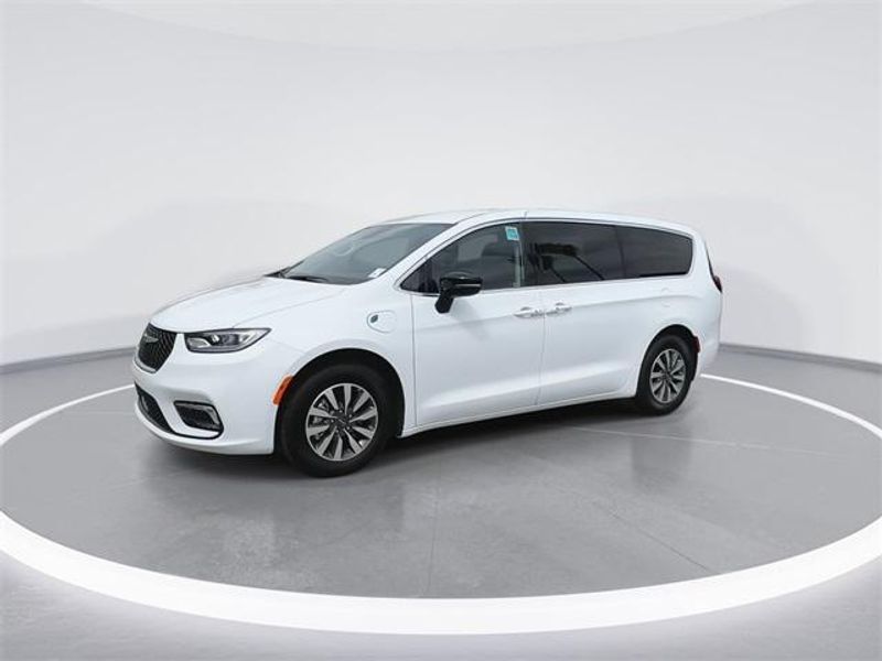 New 2024 Chrysler Pacifica Plug-in Hybrid SelectImage 4