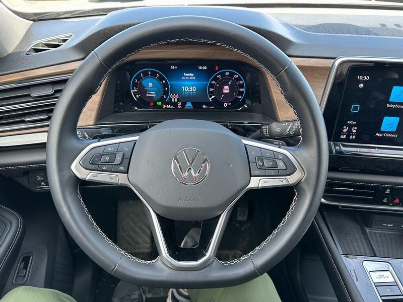 2024 Volkswagen Atlas 2.0T SE w/TechnologyImage 2