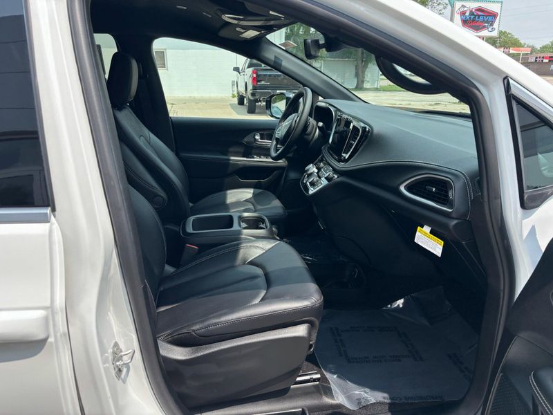 New 2025 Chrysler Pacifica SelectImage 17