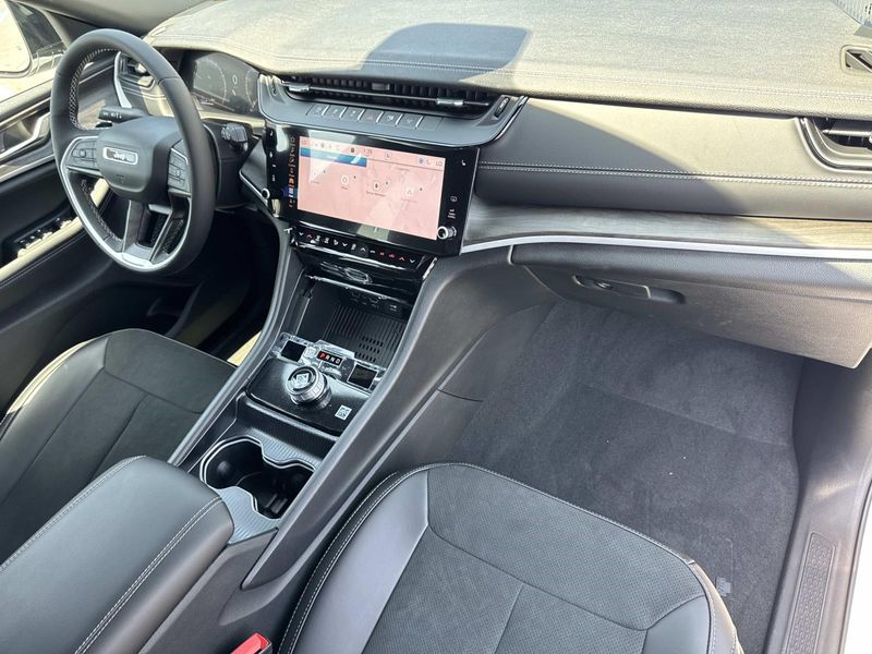 New 2026 Jeep Grand Cherokee Laredo Altitude 4x2
