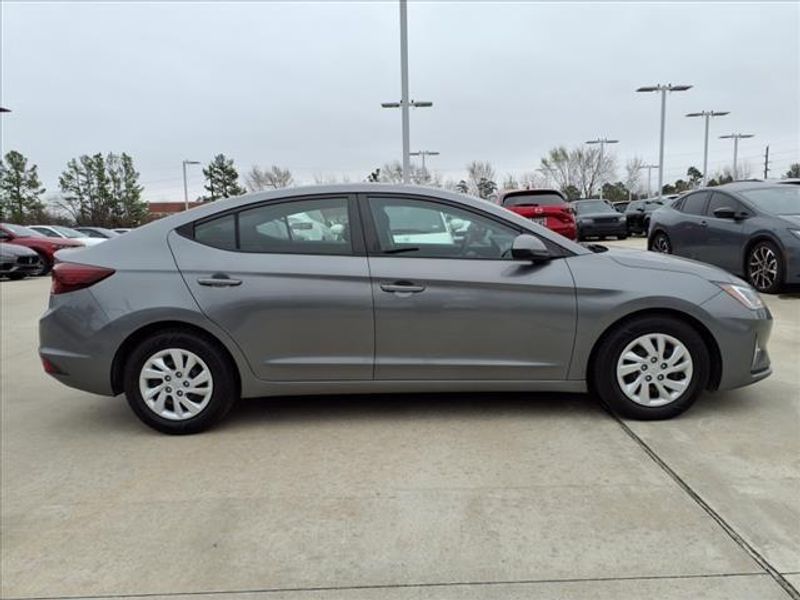 2019 Hyundai Elantra SEImage 8