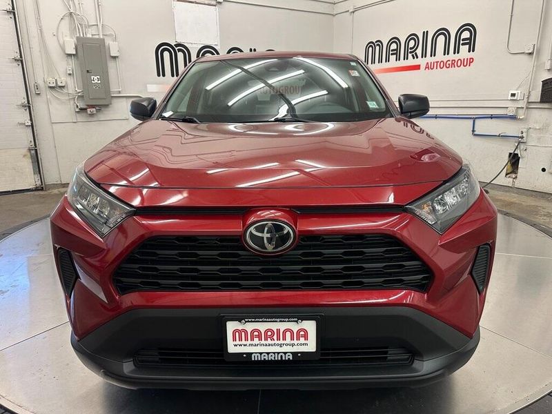 2022 Toyota RAV4 LE photo 2