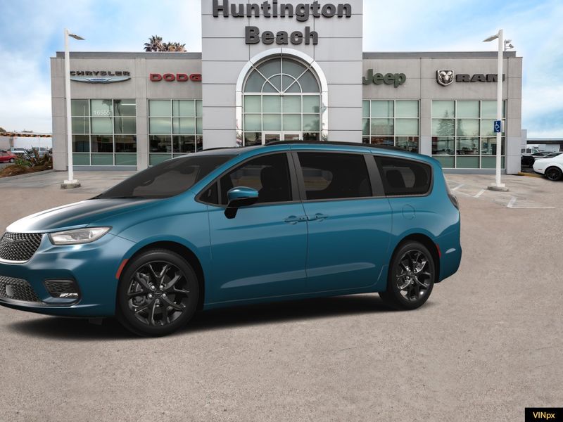 2023 Chrysler Pacifica Limited AWDImage 3