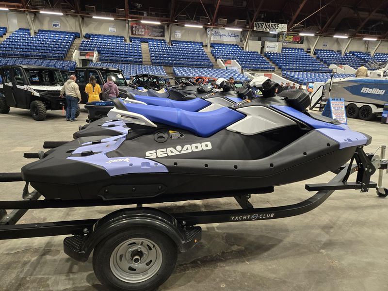 2025 SEADOO SPARK FOR 3 CONVENIENCE PACKAGE WITH SOUND SYSTEM DAZZLING BLUE AND VAPOR BLUE Image 1