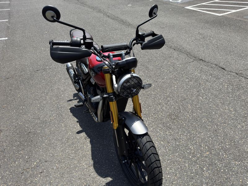 2025 Triumph SCRAMBLER 400 X - CARNIVAL RED - PHANTOM BLACK 