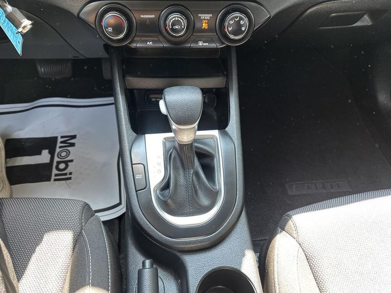 2024 Kia Forte LXSImage 29
