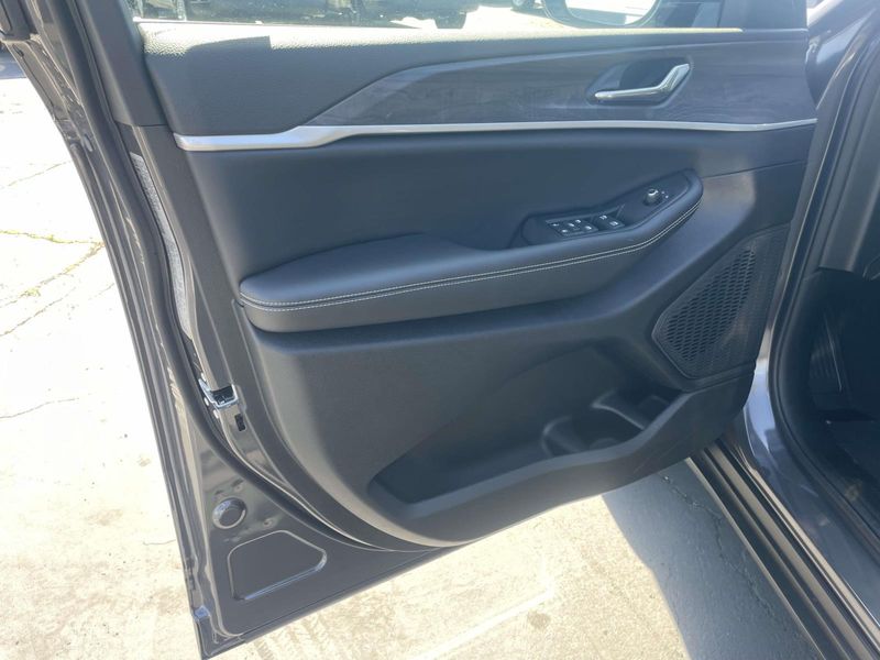 New 2026 Jeep Grand Cherokee Laredo Altitude 4x2