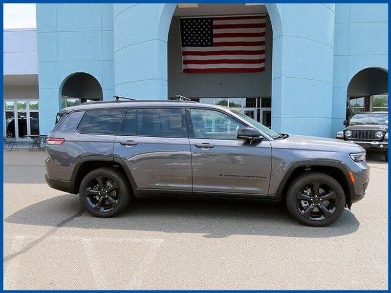 2024 Jeep Grand Cherokee L Altitude XImage 2
