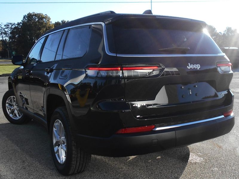 2025 Jeep Grand Cherokee Laredo Altitude photo 2