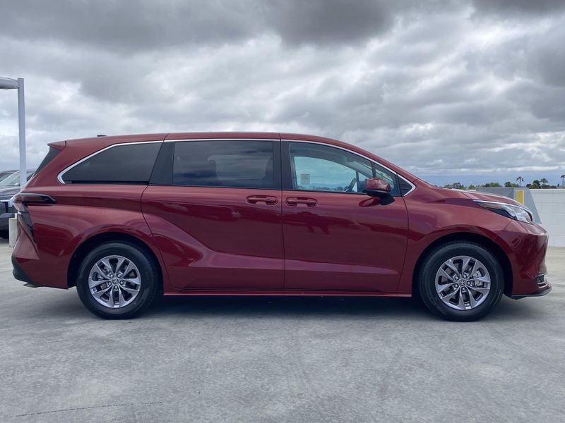 2024 Toyota Sienna LEImage 3