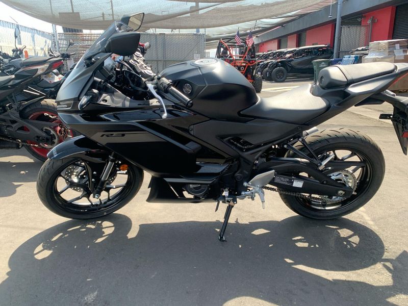 New 2025 Yamaha YZF-R3 ABS Image 2