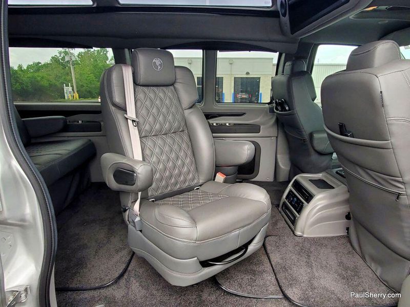 2022 GMC Savana Cargo Image 24