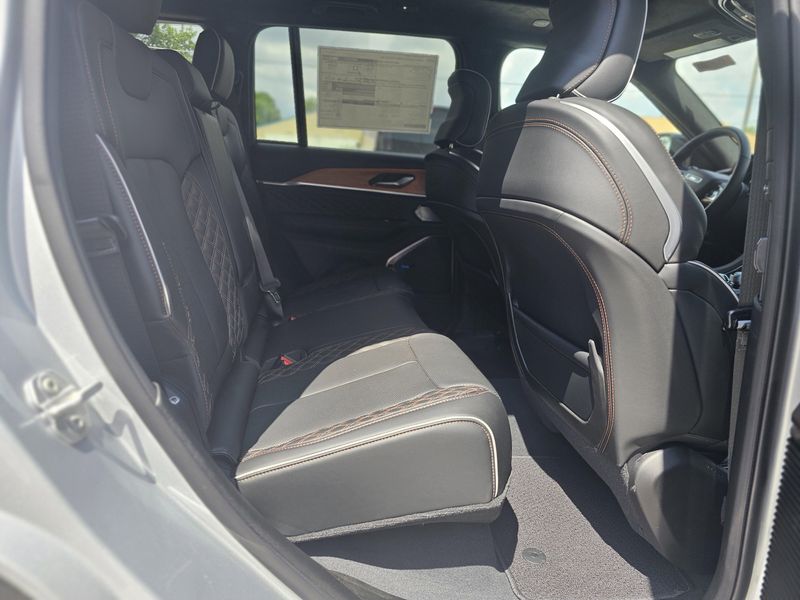 2023 Jeep Grand Cherokee Summit Reserve 4xeImage 13