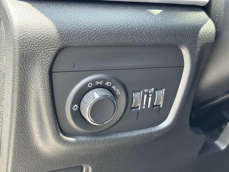 New 2026 Jeep Grand Cherokee Laredo Altitude 4x2