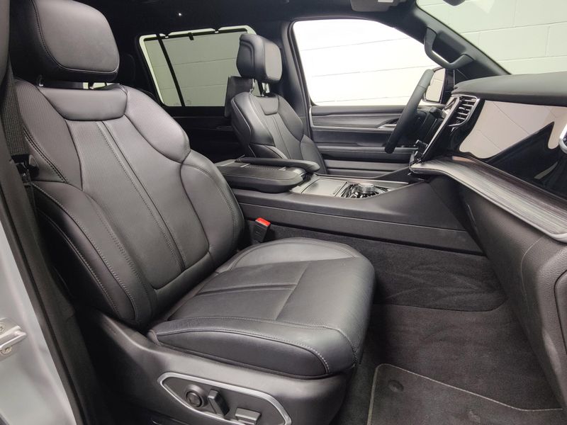 2024 Jeep Wagoneer Series II Premium 4x4 w/Convenience/RSEImage 4