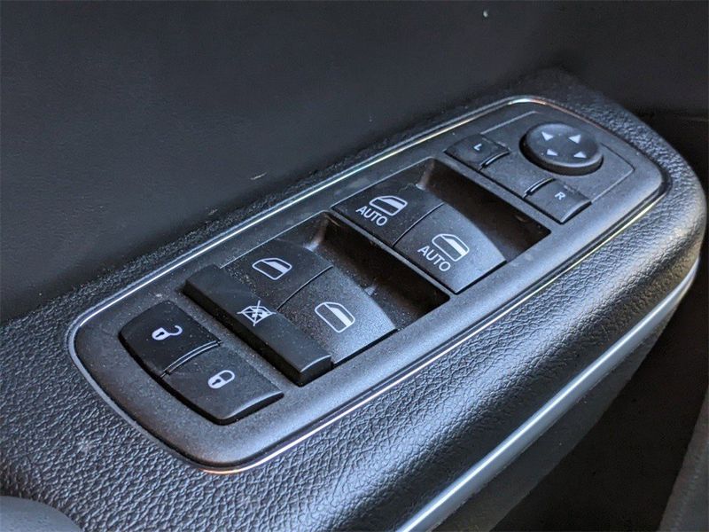 2023 Chrysler 300 Touring L RwdImage 23