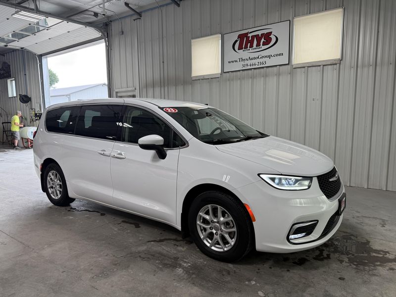 Used 2023 Chrysler Pacifica Touring LImage 1