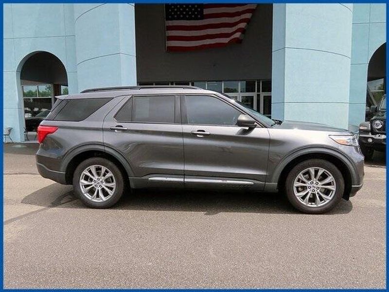2020 Ford Explorer XLTImage 2