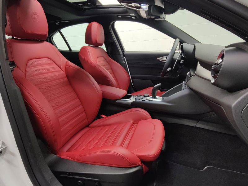 New 2025 Alfa Romeo Giulia AwdImage 6