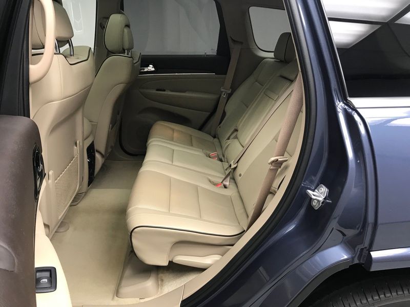2019 Jeep Grand Cherokee Overland in a Slate Blue Pearl Coat exterior color and Light Frost/Browninterior. Weekley Chrysler Dodge Jeep Co 419-740-1451 weekleychryslerdodgejeep.com 