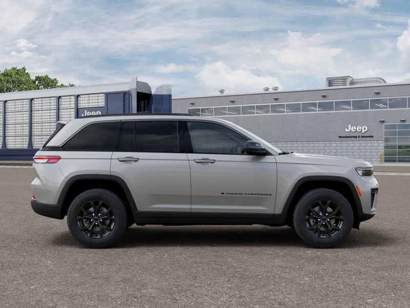 New 2026 Jeep Grand Cherokee Laredo Altitude 4x4