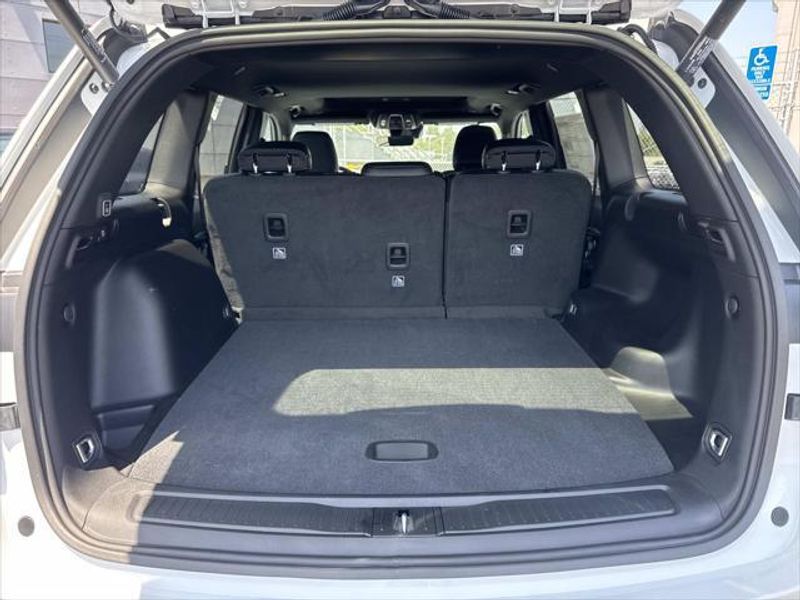 New 2026 Jeep Grand Cherokee Laredo Altitude 4x2